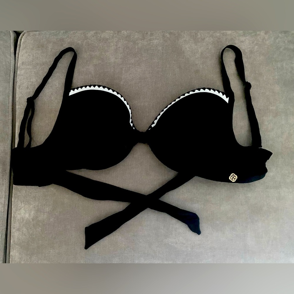 Bikini Top Blk w adjustable straps and tie back 
Small with C/Dcup sizing